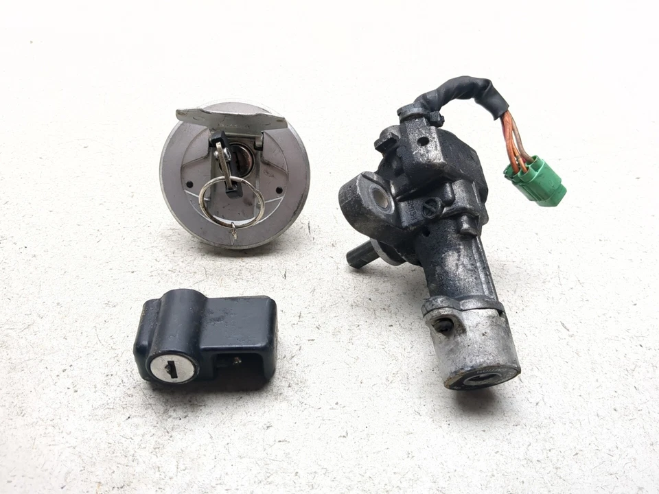 05-08 Suzuki VZ800 Boulevard M50 Juego de bloqueo Interruptor de encendido Tapa y llave Foto 3 de 4