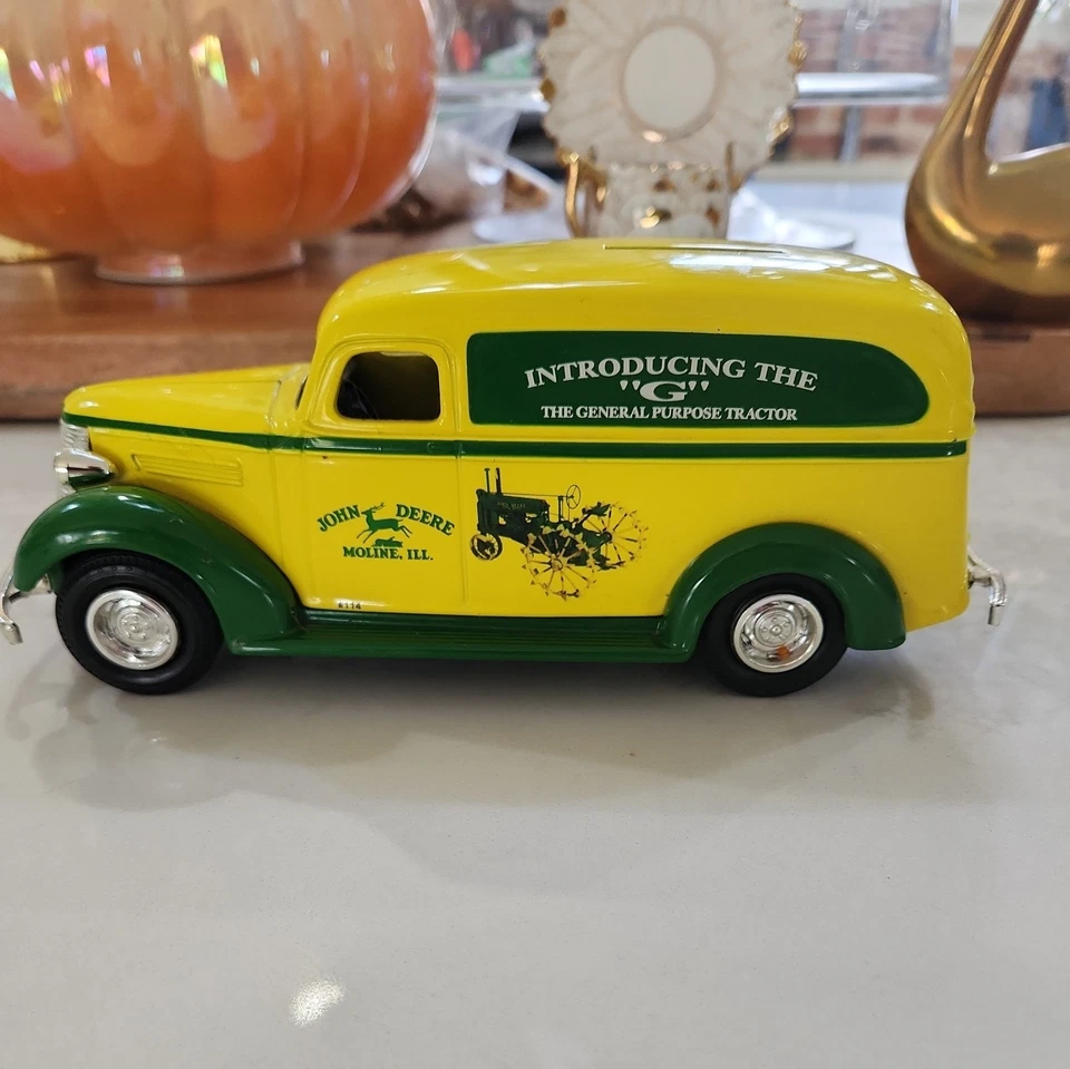 1938 Chevy Panel Truck Diecast John Deere Coin Piggy Bank 1:25 Scale G Tractor - Image 2 of 4