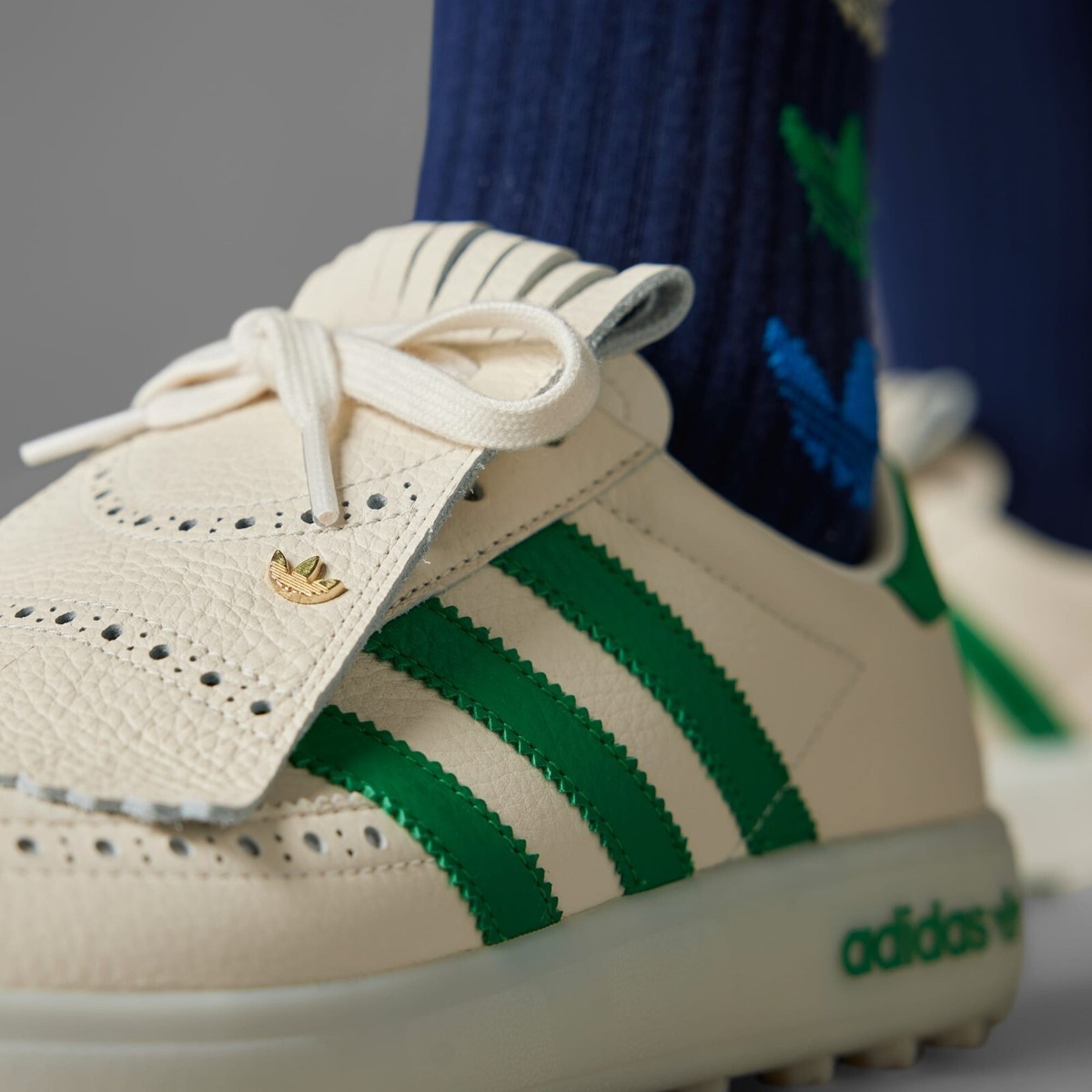 スニーカー adidas Course Cup Spikeless IH8438 adidas CourseCup Spikeless Golf Shoes Chalk White/Green