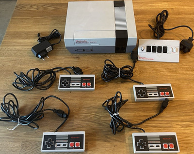 Nintendo NES Konsole mit Four Score Adapter und 4 Controllern