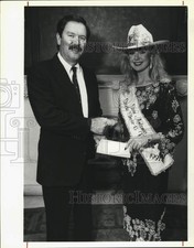1990 Press Photo Larry Walker and the San Antonio Stock Show & Rodeo Queen.
