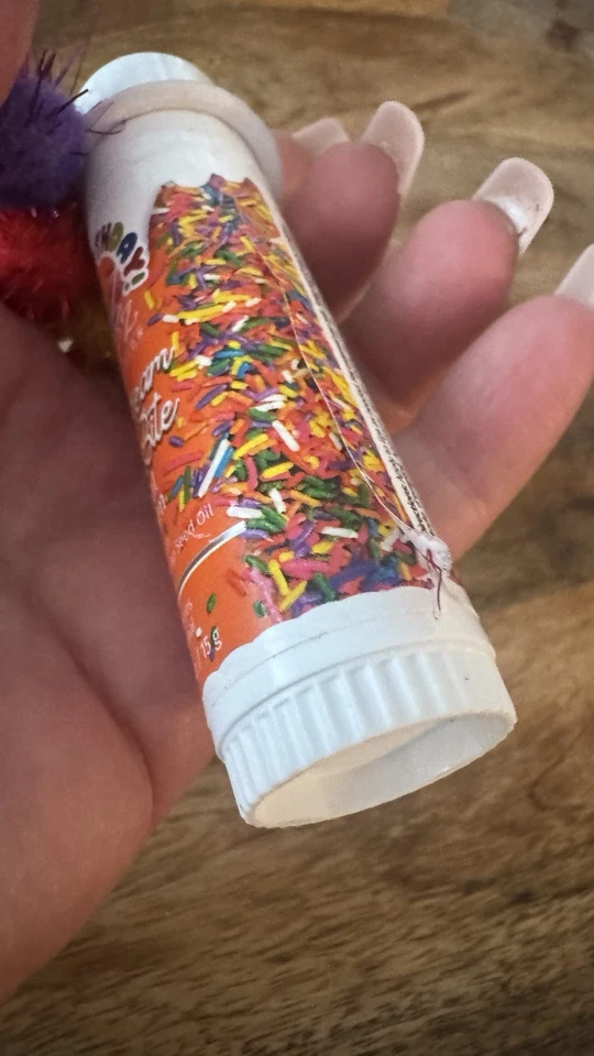 BÁLSAMO LABIAL HERBAL PARA MORDER PASTEL CREMA MANTEQUILLA CÁÑAMO .53 Foto 3 de 4