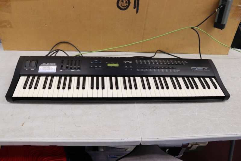 Alesis QS7 76-Key 64-Voice Expandable Synthesizer  TESTED