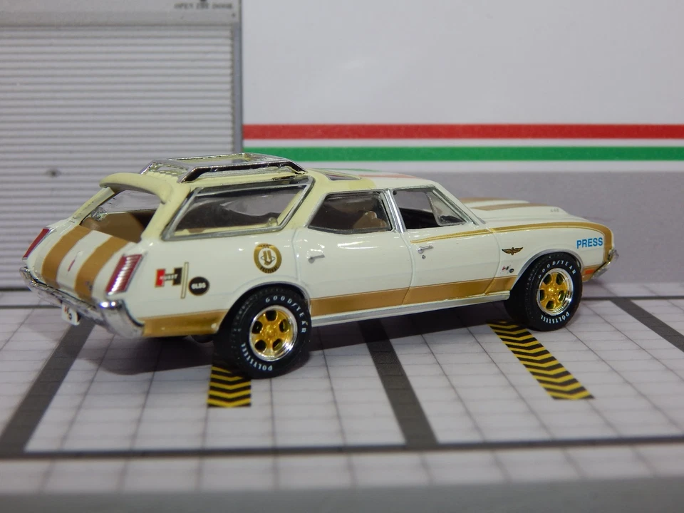 Oldsmobile Vista Cruiser 1972 Hurst Press Pace Indy 500 1/64 réplica diorama Foto 2 de 4
