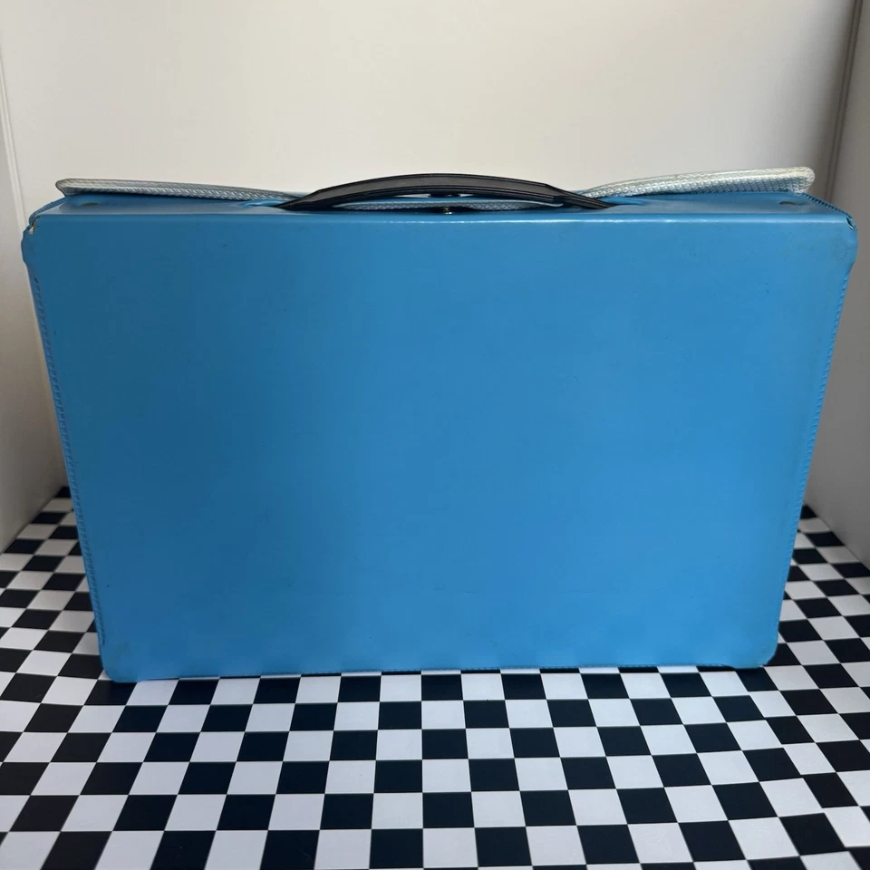 Vintage Hot Wheels MATTEL FLYING COLORS 12 CAR CASE with 4 Cars‼️ - Image 3 of 4