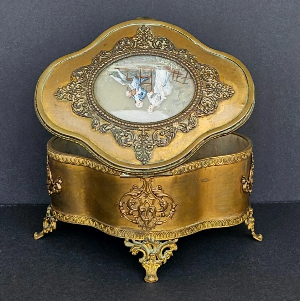 Antigua caja de joyería francesa de bronce del siglo XIX querubines y escena de cortejo miniatura Foto 3 de 4