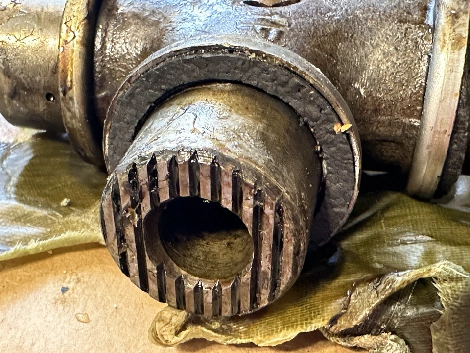 VINTAGE CHRYSLER M4A4 SHERMAN TANK 1062912 SPIDER / U-JOINT NOS - Image 3 of 4