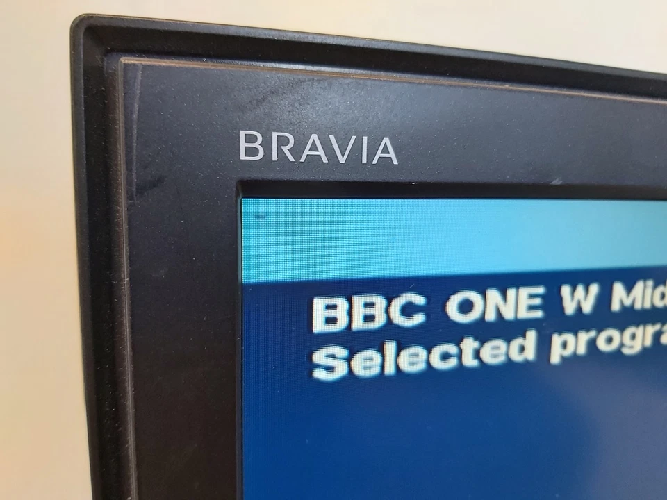 Sony Bravia KDL-20S2030 20" HD LCD Colour TV - Black - Retro Gaming- HAS ISSUES - Image 4 of 4