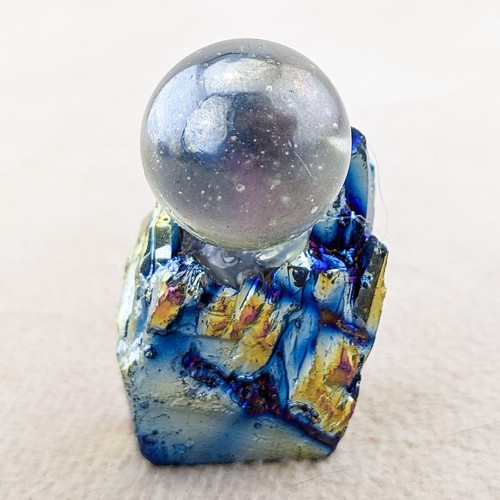 Bola de cristal en miniatura sobre piedra de turmalina natural escala 1:6-12 casa de muñecas artesanía - Imagen 4 de 6
