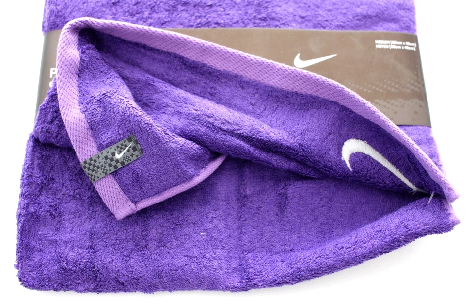 Toalha esportiva Nike Terry Loop roxa 15" x 31" média - Imagem 4 de 4