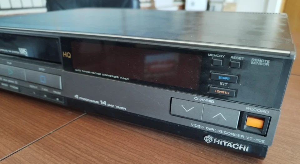 HITACHI VT-110E Videoregistratore VHS d’epoca RARITÀ – si accende, da riparare - Immagine 3 di 4