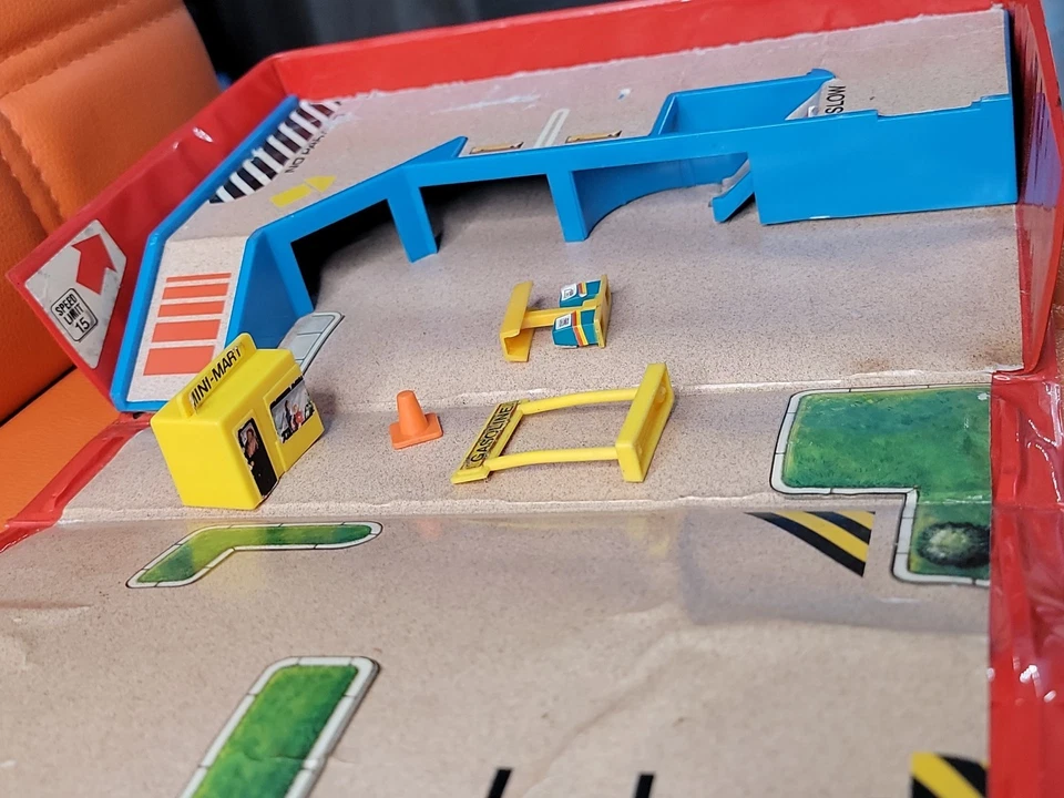 Vintage 1987 Galoob Micro Machines Service Station Garage Fold Up Playset - Image 4 of 4