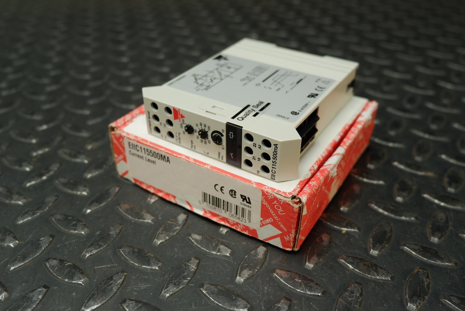 Carlo Gavazzi EIIC115500MA Over Current Relay - DIN Rail Mount 115VAC -Unused