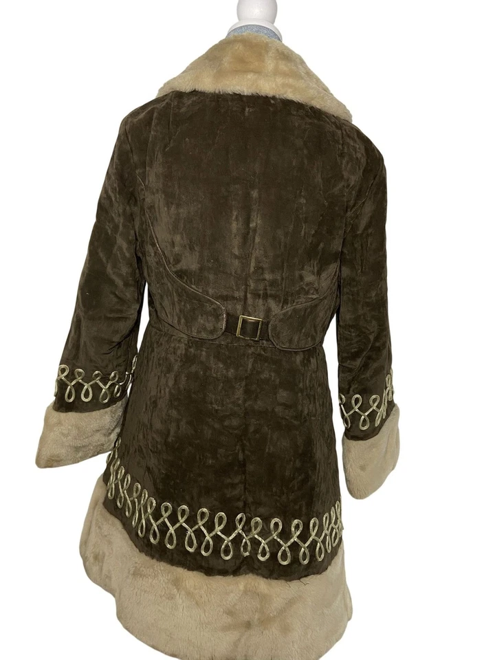 Abrigo para mujer vintage años 60/70 ILGWU imitación piel y gamuza con puños bordados y edredón Foto 2 de 4