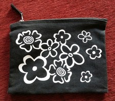 schwarzes Kosmetik Täschchen mit weißen Blumen