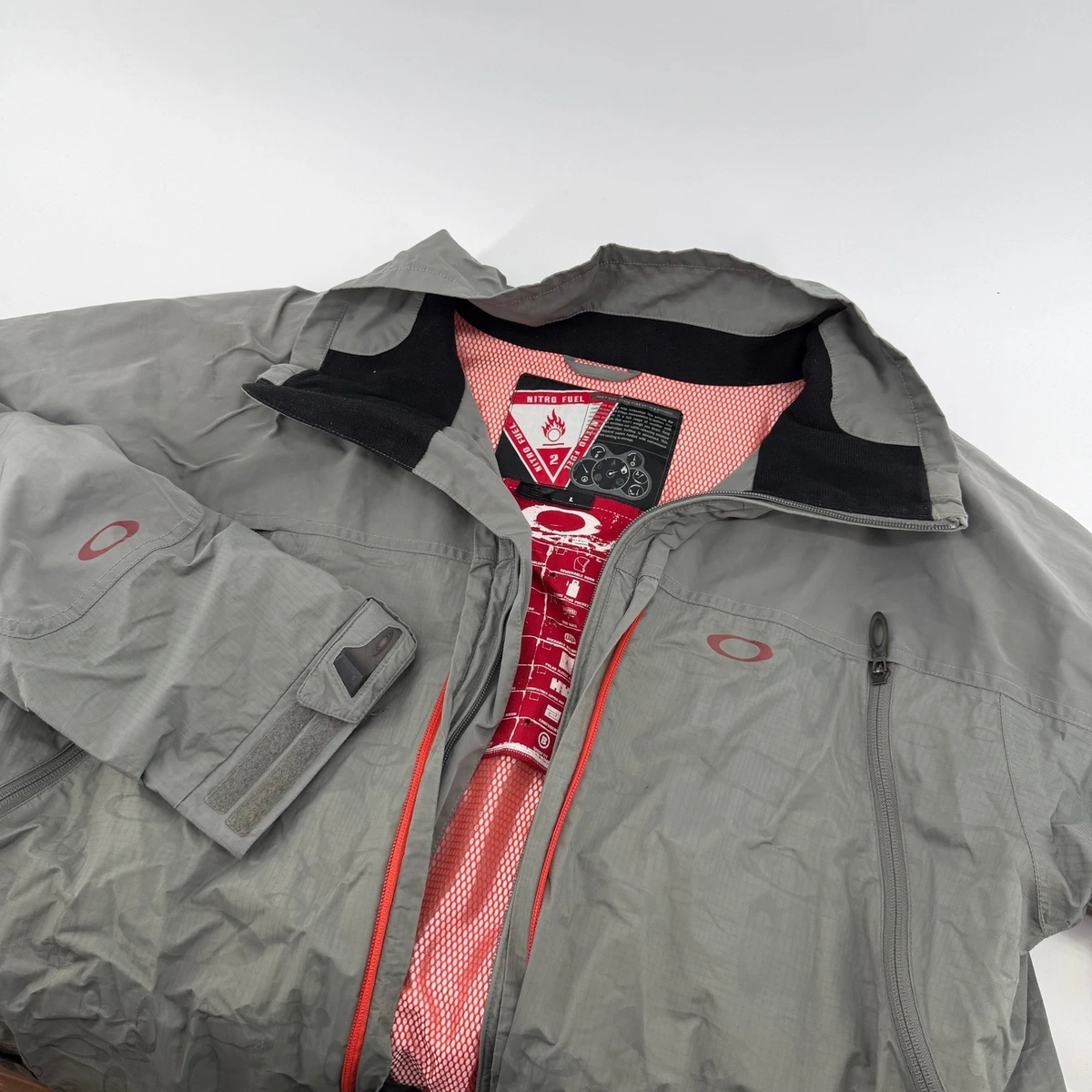 Preços baixos em Oakley Masculino Cinza roupas para Esportes de