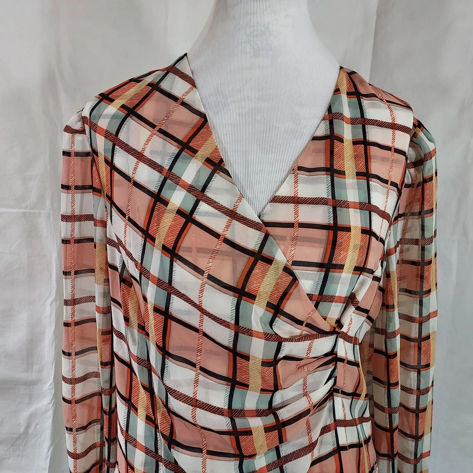 CAbi The Whist Blouse Plaid Faux Wrap Chiffon V-Neck Size Medium Long Sleeve Top Foto 4 de 4