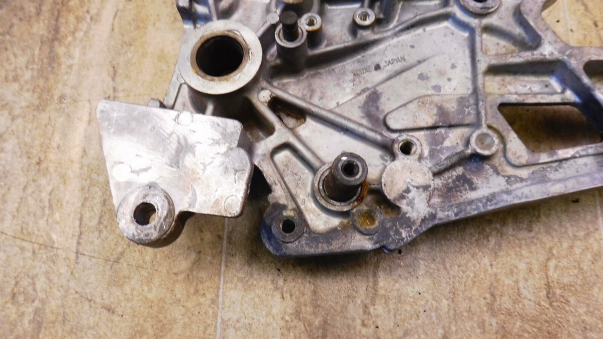 1985 Kawasaki ZX900 Ninja K238-1) right rear foot peg mount