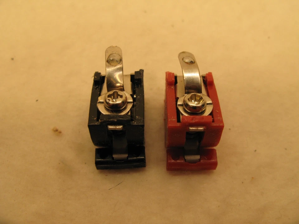 Speaker Connection Terminals pulled from Braun LC3 - Image 4 of 4