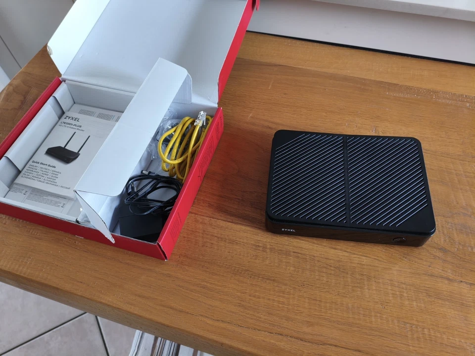 Router 4G con SIM - ZyXEL LTE3301-PLUS LTE Indoor Router - Immagine 3 di 3