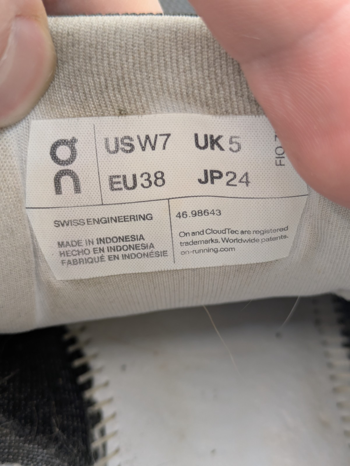 Size 7 - On Cloudrunner Eclipse/Black - image 5