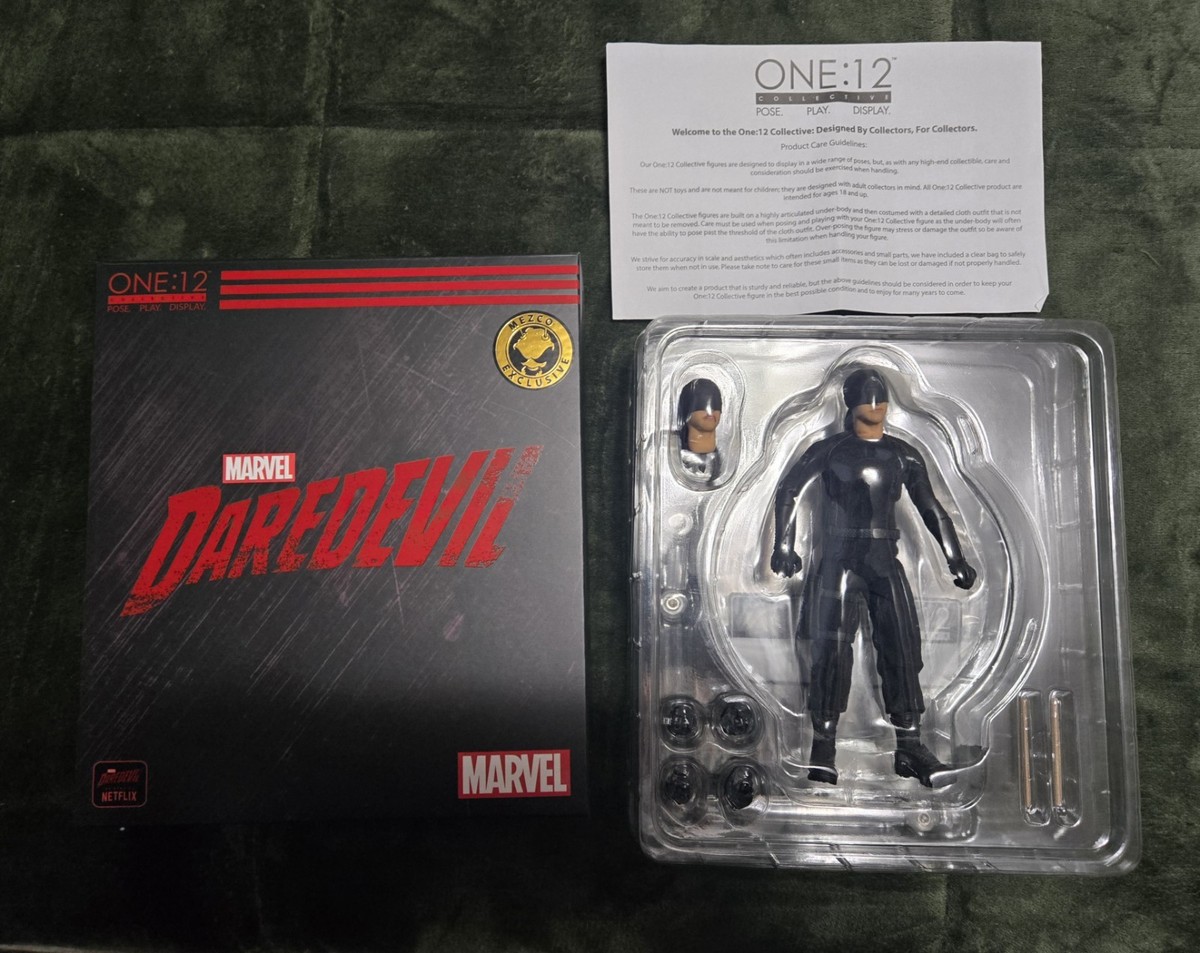 Mezco One:12 Netflix Daredevil Vigilante Suit Action Figure