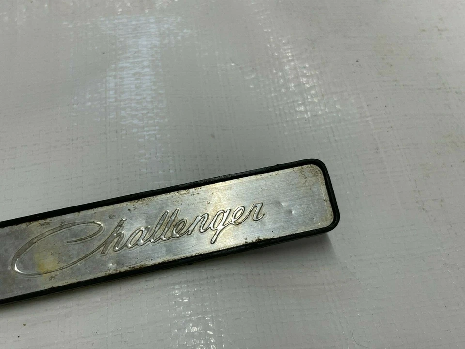 Dodge Challenger 1971-1974 tablero emblema Mopar placa de identificación moldura insignia Foto 4 de 4