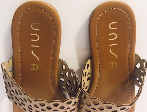 Unisa Lunaa Beige Faux Leather Perforated Flip Flops Size 7.5M - Picture 3 of 11