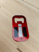 IHC rot schwarz weiß Edelstahl Flaschenöffner Traktor Oldtimer Schlepper Allrad