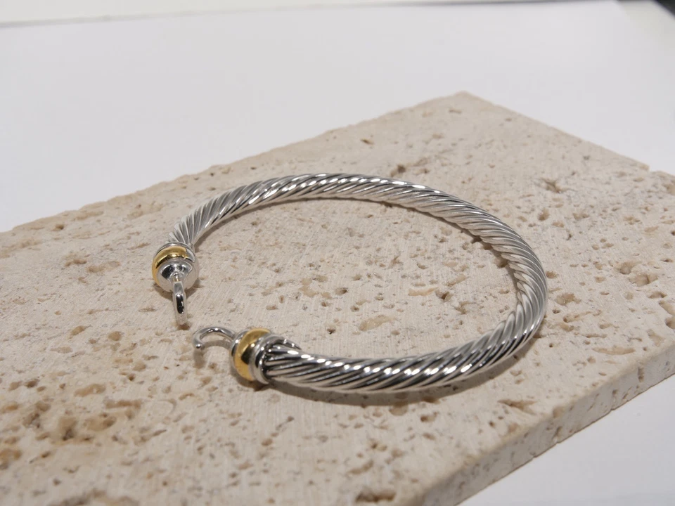 Brazalete David Yurman clásico con hebilla de cable de 5 mm en plata de ley y oro de 18 quilates Foto 3 de 4