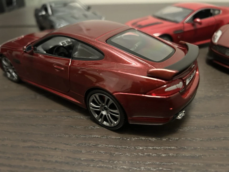 1/18 Maisto Burago Welly Aston Martin Jaguar Foto 3 de 4