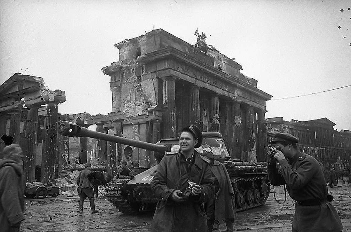 B&W Photo Soviet Troops Brandenburg Gate 1945 WWII WW2 World War