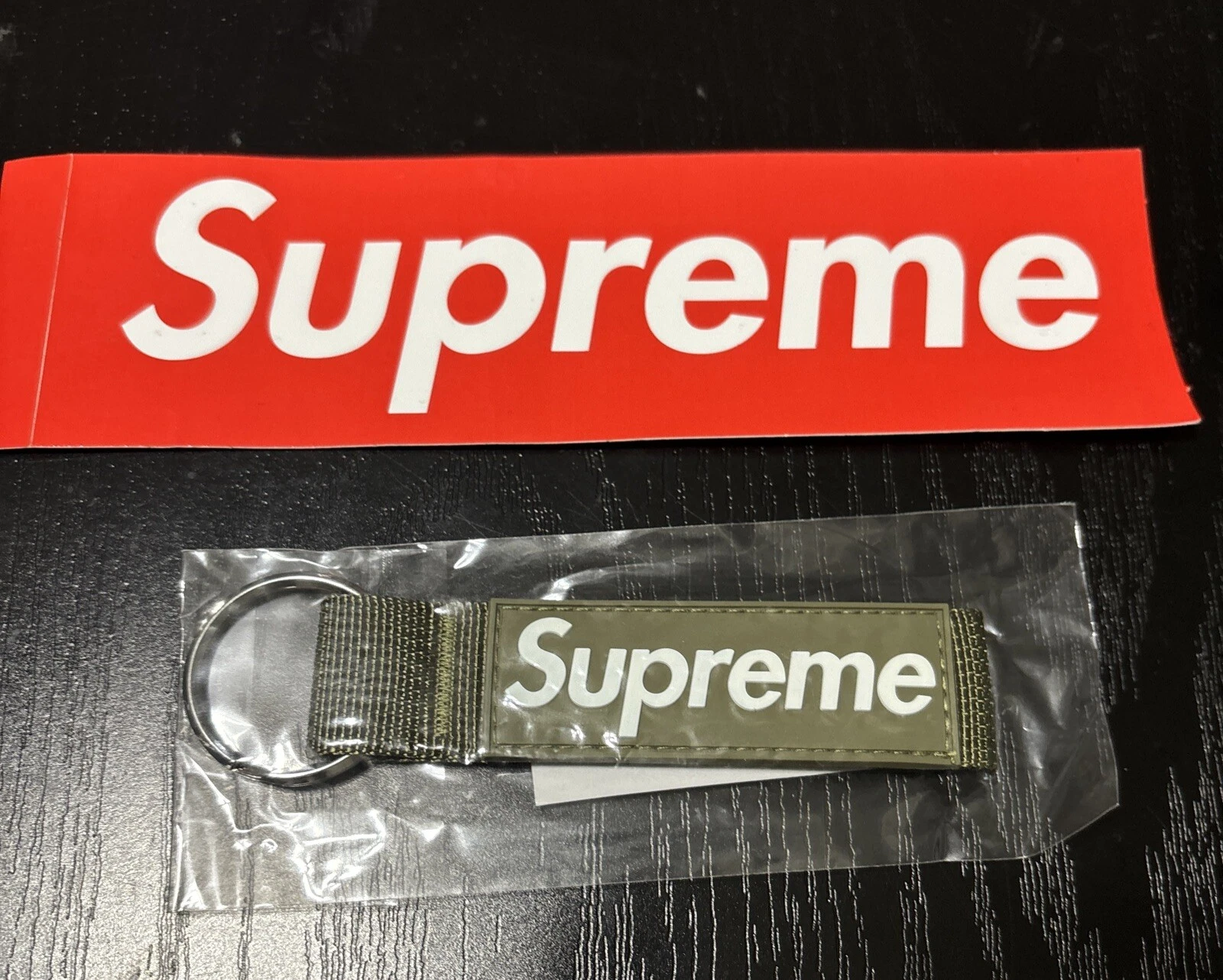 Porte clés Sangle Suprême Olive Lumière FW20 Rare Boîte Logo Accessoire