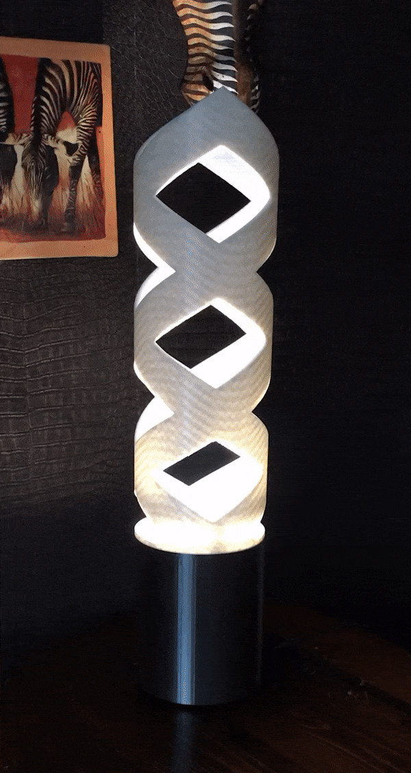 Luminaire rotatif 3D et LED RGB programmable pour ambiances sur mesure