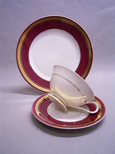 PORZELLAN DDR SAMMELGEDECK: VEB GEHREN / THÜRINGEN (WEINROT / GOLD) - Bild 5 von 7