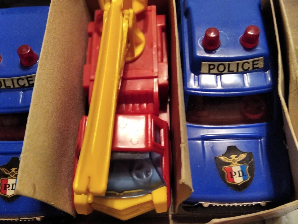 LOTTO MEZZI DI SOCCORSO- CON SCATOLA- PLASTICA- 1/32 CIRCA- HONG KONG ANNI'70 - Immagine 3 di 4