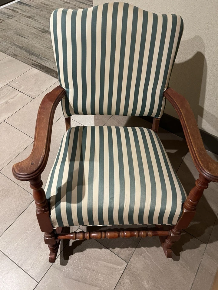 Mecedora antigua tapizada a rayas verdes y blancas (solo recogida local) Foto 4 de 4