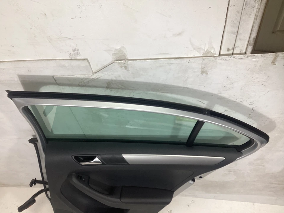 2011 - 2018 Volkswagen Jetta Rear Right Side Door W/ Door Panel & Window OEM . Foto 2 de 4