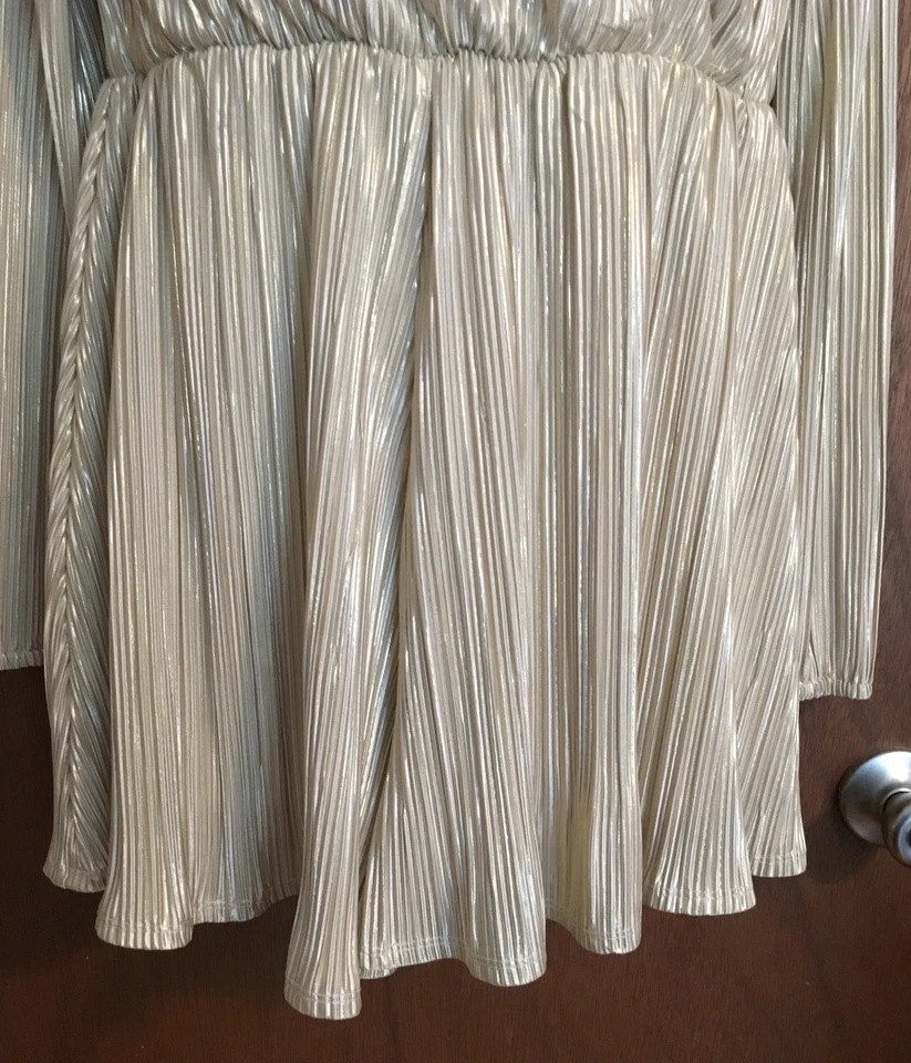 Mameluco JOLT Juniors - Rayas Acanaladas Blancas Doradas - Cuello Cruzado en V con Snap - Talla M Foto 3 de 4