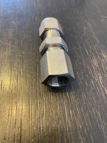 SWAGELOK SS-600-71-4 STAINLESS STEEL fitting 3/8”tube x 1/4”fnpt Bulkhead Union - Picture 3 of 4