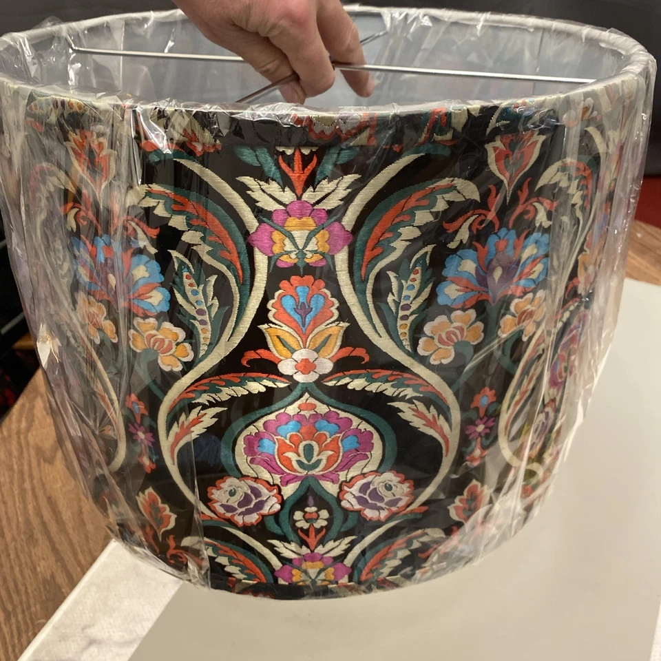 Pantalla de lámpara de tambor mediano bordada multicolor 15" de ancho x 11" de alto (araña) Foto 3 de 4