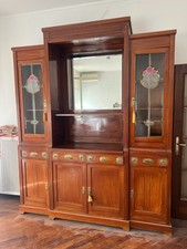 CREDENZA LIBERTY DEI PRIMI DEL 900 IN CILIEGIO CON VETRI CATTEDRALI E SPECCHIO