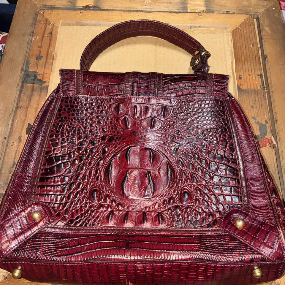 Сумочка Brahmin из розовой кожи с тиснением под крокодила с застежкой-замком - Изображение 2 из 4