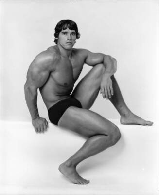 Arnold Schwarzenegger posing at the top of his form in October 1976 Old Photo 56