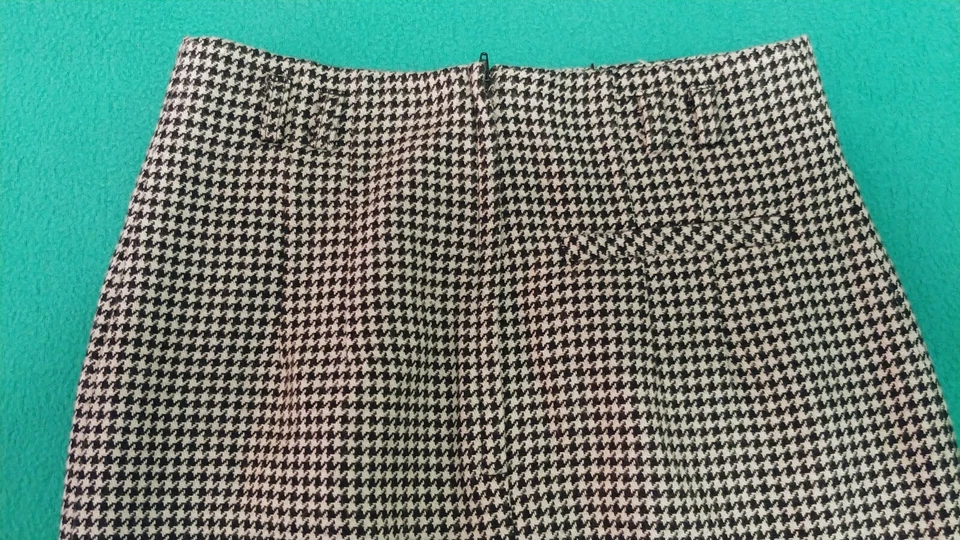 H&M Women's Houndstooth Pencil Skirt Size 6. Waist:26in - Image 3 of 3