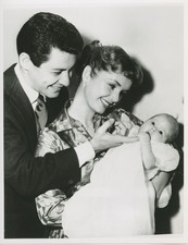A08 A0821 ? Eddie Fisher, Debbie Reynolds & Baby Carrie Fisher, 1957