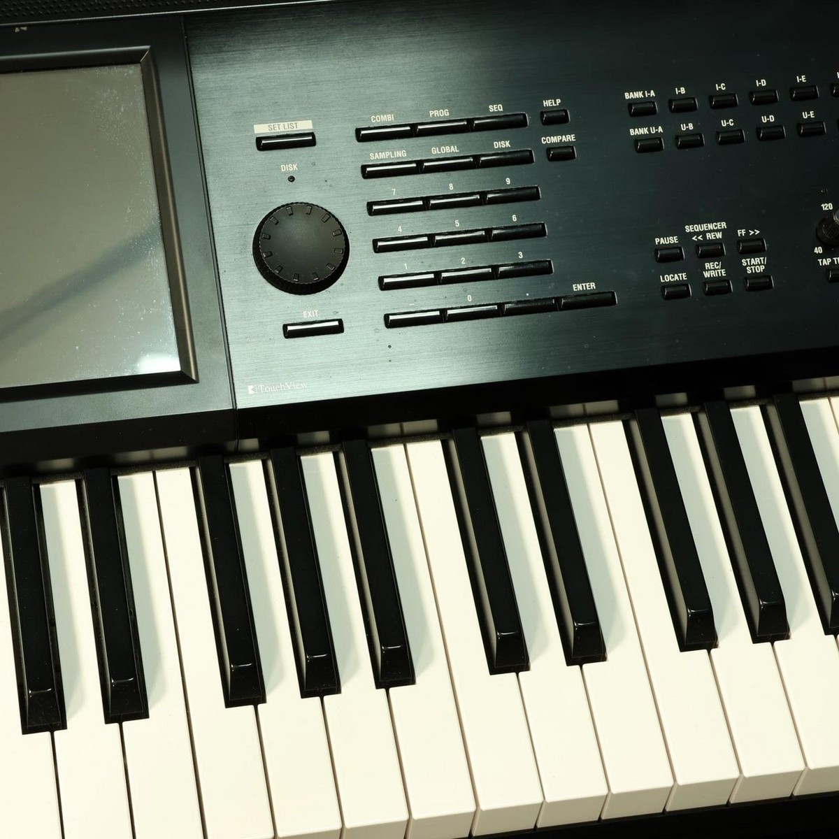 Korg Kronos2/73 Keys Synthesizer/Keyboard Music/Workstation