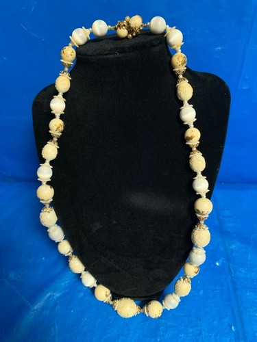 Vintage Coro cream colored with gold specs necklace - Picture 4 of 11