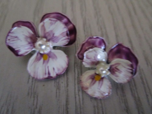 2 VINTAGE PURPLE ENAMEL FAUX PEARL VIOLET PANSY PINS BROOCH SO SWEET