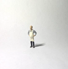 Arttista #1276 - Store Keeper - O Scale Figure - Model Trains - NEW